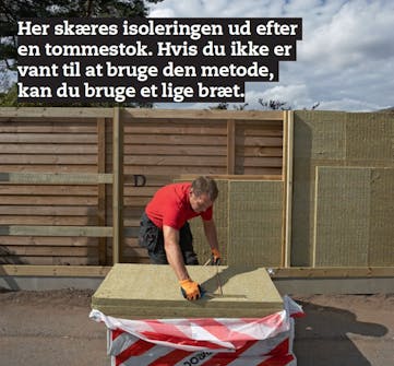 Støjhegn: Isoleringen skæres til med en skarp kniv. Støjhegn: Isoleringen skæres til med en skarp kniv.